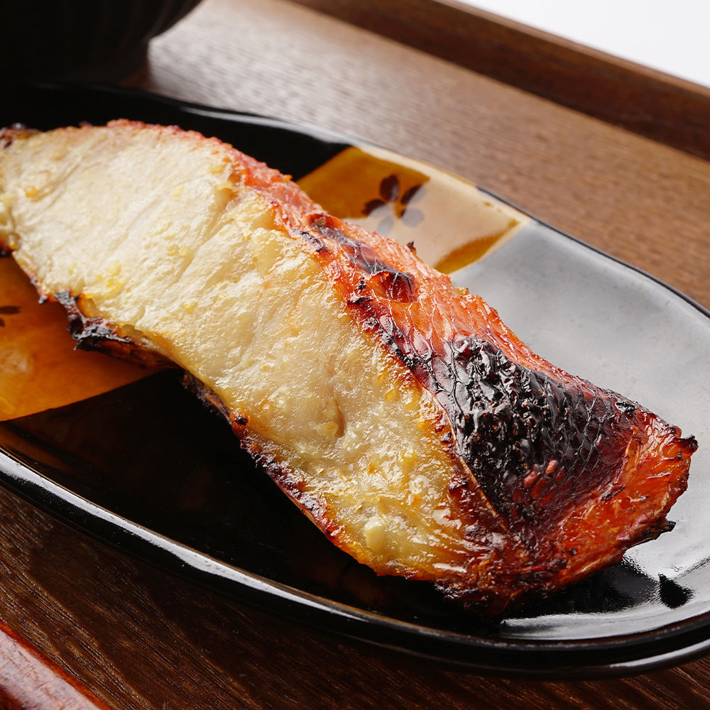 焼き上げた金目鯛の切り身
