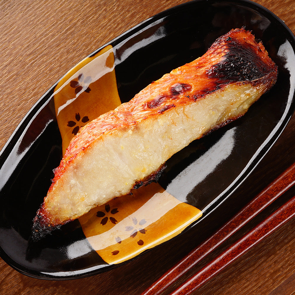 焼き上げた金目鯛の切り身