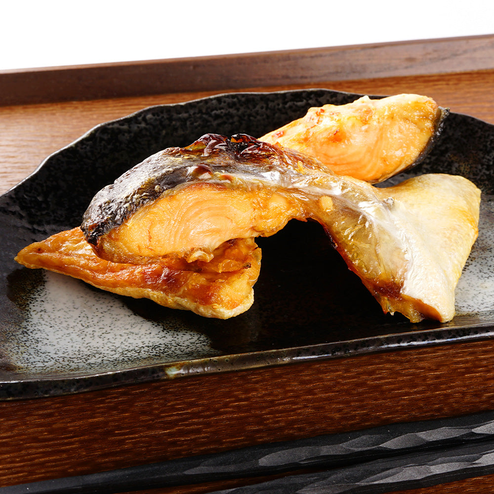 焼き上げた銀鮭カマの盛り付け